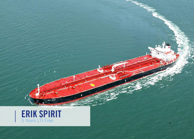 Erik-Spirit---01---Port---ship-turning