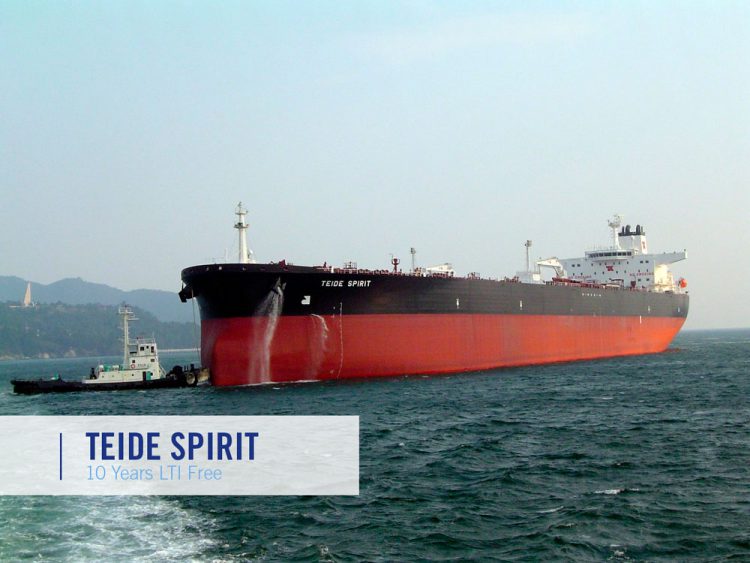 Teide-Spirit---01---Port---Full-view---with-tugs