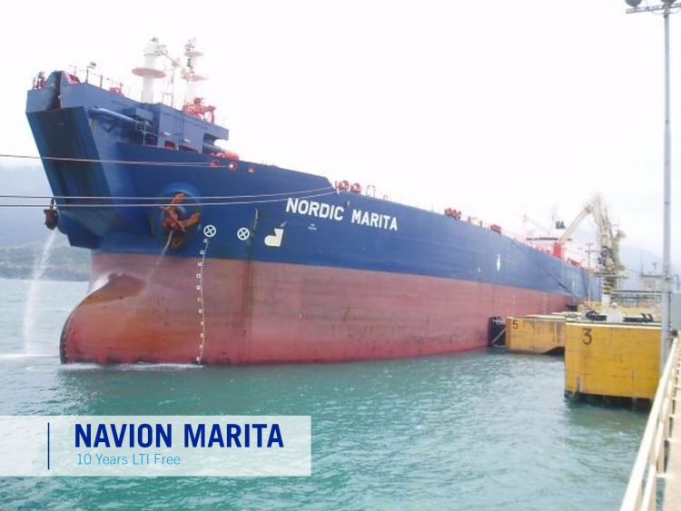 Navion-Marita---04---Bow---Docked