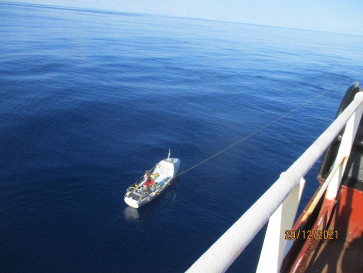 Establishing contact with the rowing boat